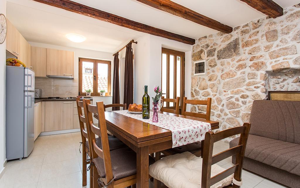 Apartment & Room Antonio Vrbnik Extérieur photo