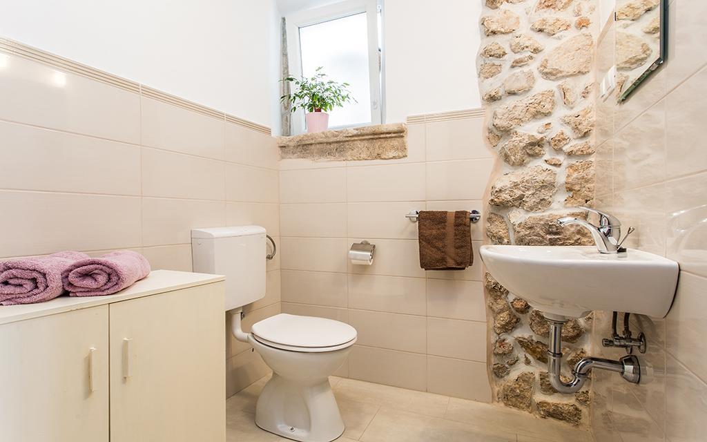 Apartment & Room Antonio Vrbnik Extérieur photo