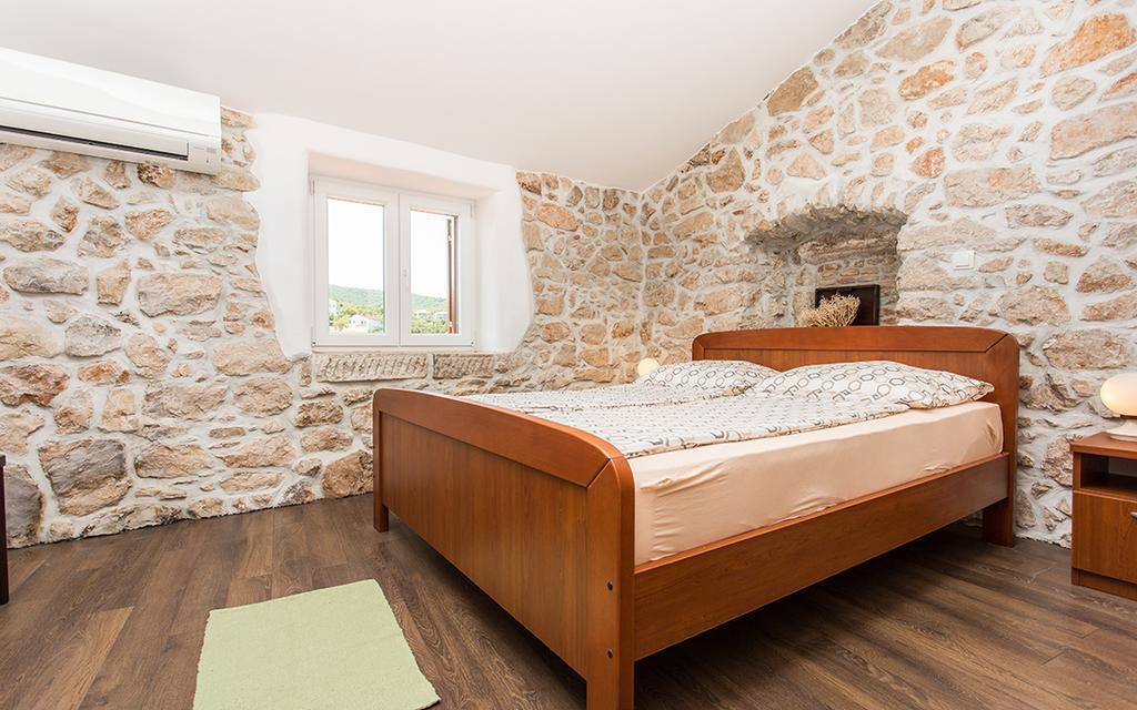 Apartment & Room Antonio Vrbnik Extérieur photo