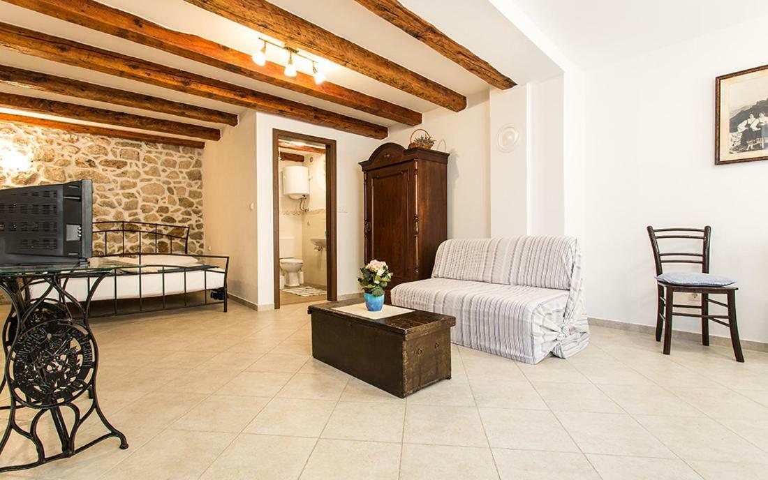 Apartment & Room Antonio Vrbnik Extérieur photo