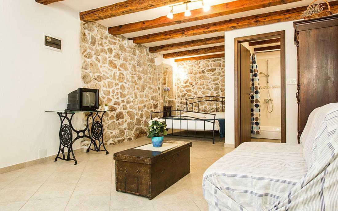 Apartment & Room Antonio Vrbnik Extérieur photo